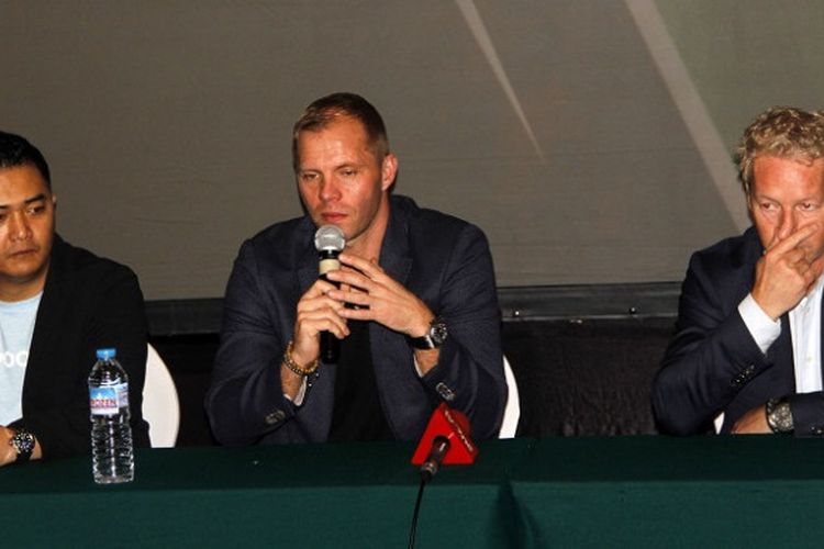 Legenda timnas Islandia, Eidur Gudjohnsen (tengah), dalam konferensi pers bersama PSSI dan Mediapro, di Yogyakarta, Rabu (10/1/2018), sore.
