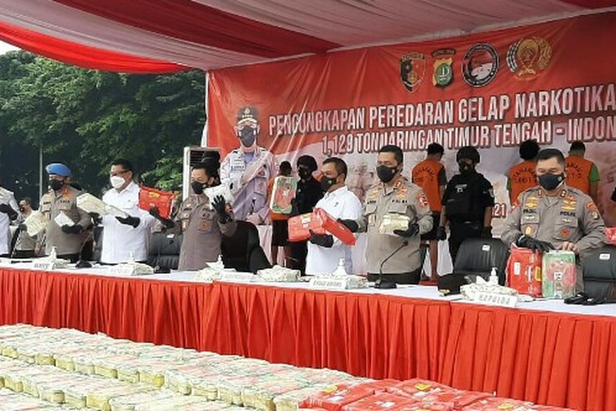 Polisi gagalkan peredaran narkoba sebanyak 1,129 kilogram jenis sabu jaringan Timur Tengah yang diungkap empat lokasi berbeda yakni Bogor, Bekasi, Jakarta Timur dan Jakarta Pusat pada Mei hingga Juni 2021. Dari pengungkapan narkoba itu, Polisi menangkap lima warga negara Indonesia inisial NR, HA, HS, NB dan EK serta dua warga Nigeria, CSN dan OCN.