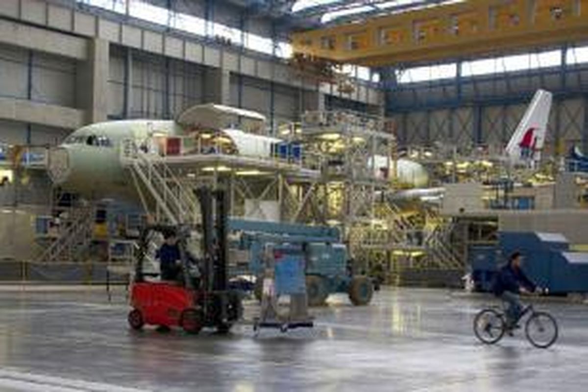 Sebuah pesawat Airbus A330 tengah dalam proses pembuatan di Colomiers, Perancis.