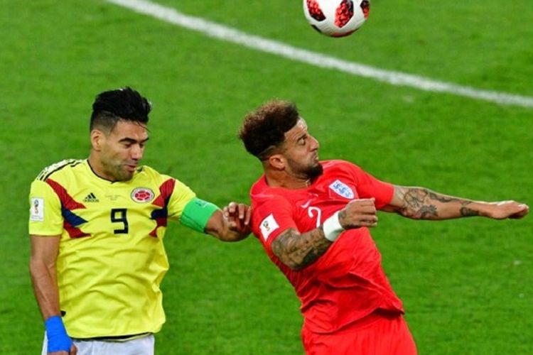 Radamel Falcao dan Kyle Walker memperebutkan bola dalam duel udara saat Kolombia berhadapan dengan Inggris pada babak 16 besar Piala Dunia 2018 di Stadion Spartak, 3 Juli 2018. 