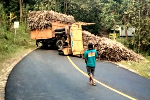 Musim Giling Tiba, Truk Tebu Bergelimpangan di Jalur Neraka Perbukitan Blitar