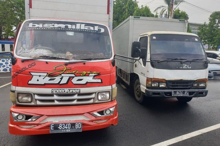 Dua truk boks yang telah dimodifikasi untuk mengangkut solar subsidi diamankan di Sat Reskrim Polresta Banyumas, Jawa Tengah.