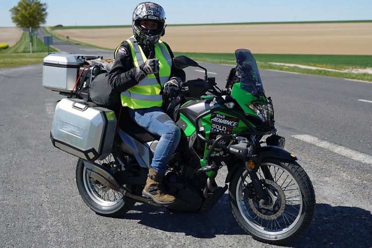 Abi touring menjelajah menggunakan Kawasaki Versys 250 melewati negara-negara Eropa.