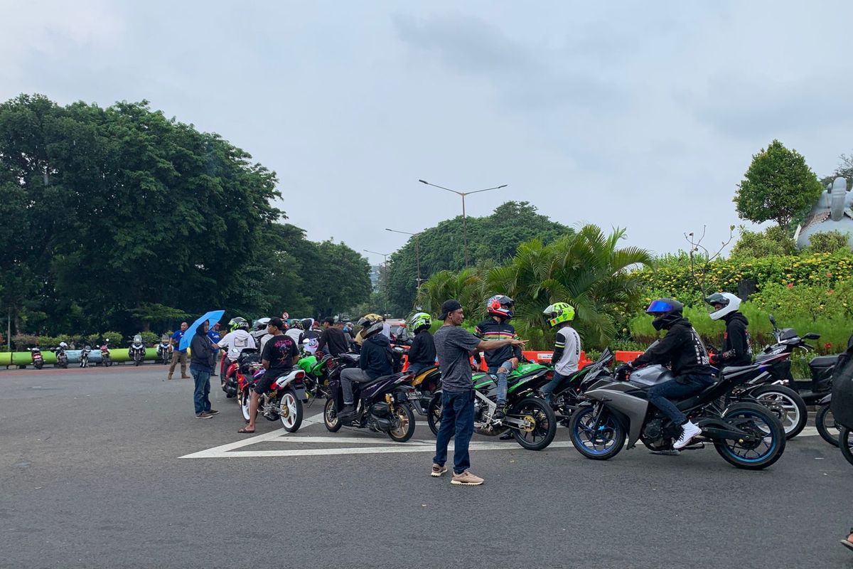 Peserta pre-event street race mengantre meski hujan sempat mengguyur untuk menjajal kecepatan sepeda motornya pada lintasan balap sepanjang 500 meter di acara pre-event street race Kemayoran di Jalan H Benyamin Sueb, Kemayoran, Jakarta Pusat, Minggu (18/12/2022).