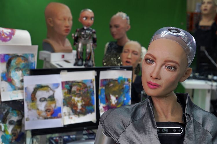 Sophia menjawab pertanyaan di studio Hanson Robotics di Hong Kong pada 29 Maret 2021.