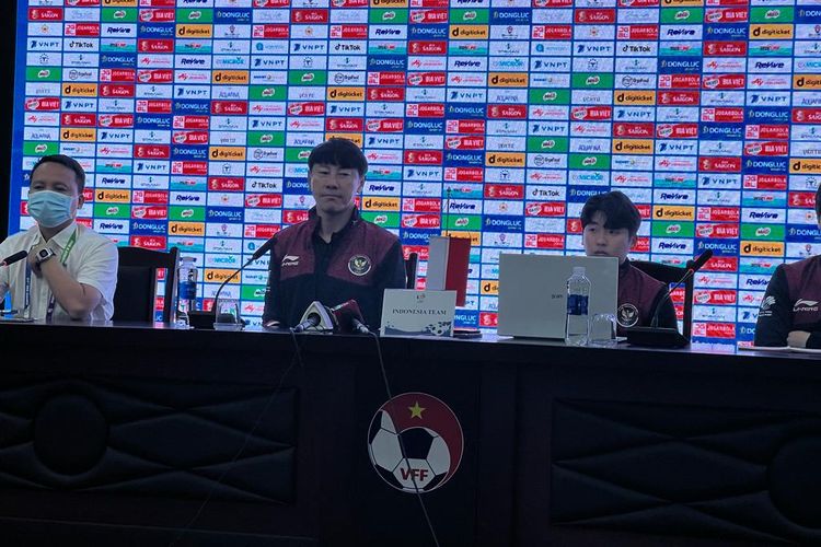 Pelatih timnas U23 Indonesia Shin Tae-yong berbicara dalam sesi konferensi pers menjelang laga perebutan medali perunggu sepak bola SEA Games 2021 kontra Malaysia, Sabtu (21/5/2022).