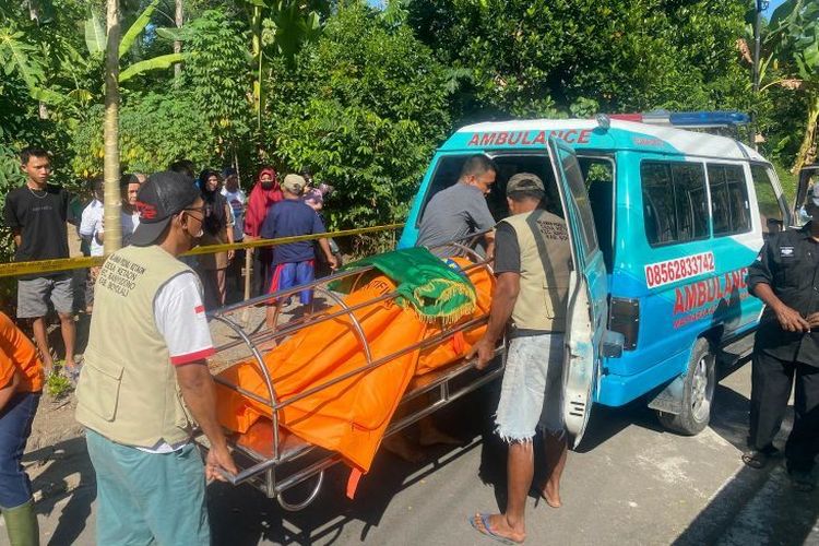 Petugas melakukan evakuasi mayat kondisi terbakar di Dukuh Drono, Desa Ketaon, Banyudono, Boyolali, Jawa Tengah, Rabu (3/7/2024). 