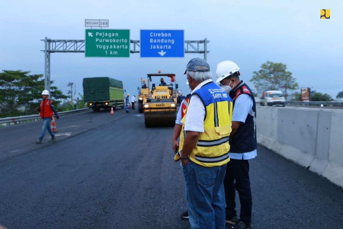 Menteri PUPR Basuki Hadimuljono saat meninjau pekerjaan pelebaran Jalan Tol Jakarta?Cikampek jalur B (KM 67 ? KM 50) pada Minggu (10/4/2022).