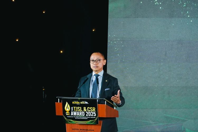 Wakil Ketua Majelis Permusyawaratan Rakyat (MPR) Eddy Soeparno sedang memberikan sambutan pada ajang TJSL dan CSR Awards 2025.