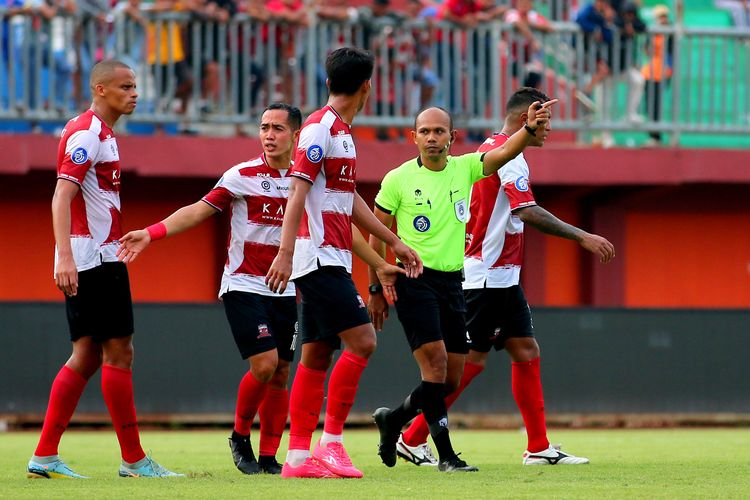 Wasit Choirudin yang memimpin pertandingan pekan ke-23 Liga 1 2022-2023 antara Madura united melawan Persis Solo yang berakhir dengan skor 2-3 di Stadion Gelora Ratu Pamelingan Pamekasan, Senin (3/2/2023) sore.