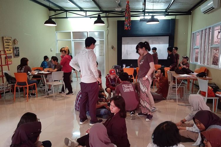 Mahasiswa dari Meiji University sedang mengikuti kuliah di Universitas Budi Luhur, Jakarta.