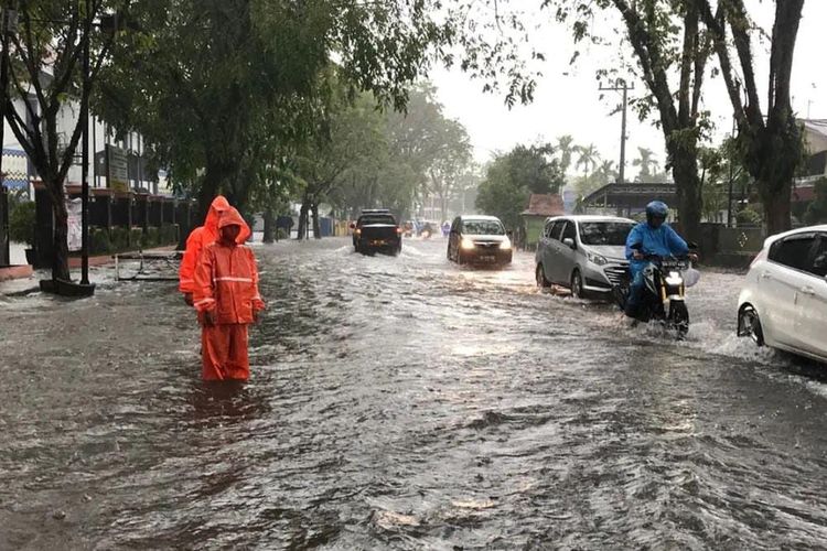 Salah satu ruas jalan utama di Banjarmasin, Kalimantan Selatan yang terendam banjir karena tingginya intensitas hujan yang turun, Senin (4/7/2022). 