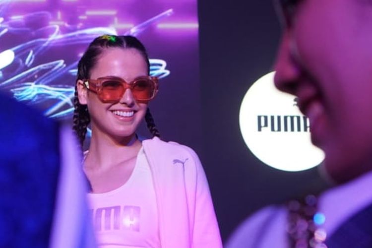 Salah satu model sedang memeragakan koleksi terbaru Puma dalam acara Puma SS20 Preview Party di Subang, Malaysia, Senin (2/12/2019).