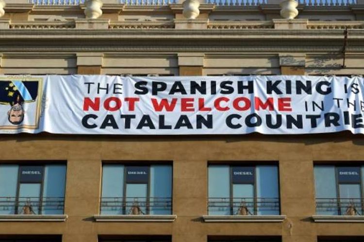 Spanduk yang menolak kedatangan Raja Spanyol Felipe VI dipasang pada Jumat (17/8/2018) di Barcelona, ??Spanyol. (AFP/Lluis Gene)