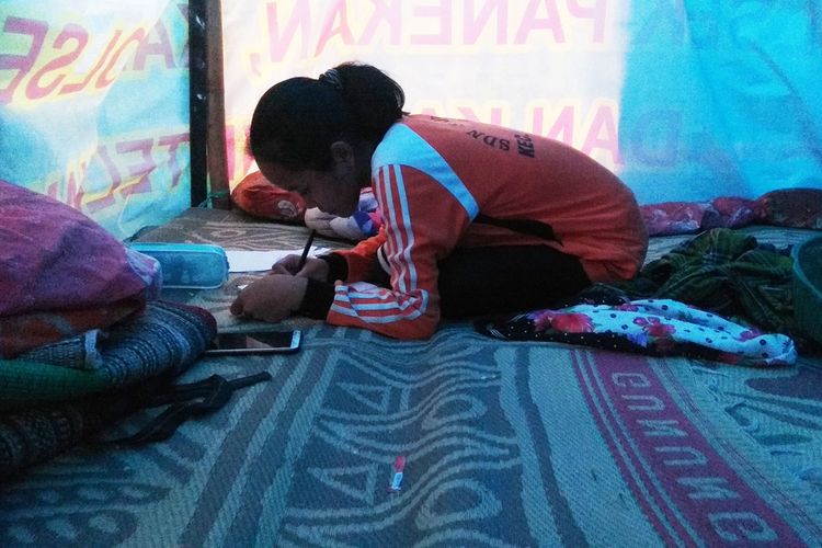 Indriana , siswa SMK N 1 Magetan  terpaksa ngasak (mencari sisa padi disawah yang habis dipanen)  agar bisa membeli HP untuk belajar secara daring.  Dia juga sering menerima ejekan dari teman sekolahnya di SMP karena tinggal di rumah bekas kandang ayam.