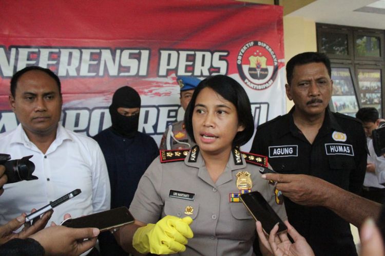 Kapolres Pati, Jawa Tengah AKBP Uri Nartanti, saat gelar perkara kasus terbunuhnya paranormal di Mapolres Pati, Senin (22/10/2018)‎
