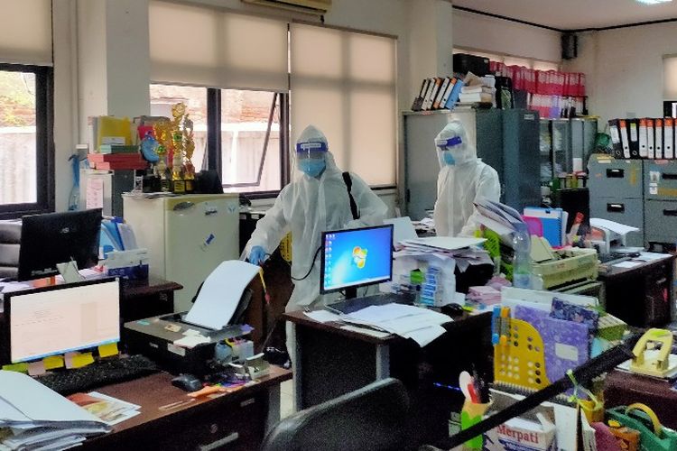 Petugas BPBD Kota Tegal menyemprot disinfektan ke sejumlah ruang perkantoran Sekretariat Daerah (Setda) di Komplek Balai Kota Tegal, menyusul ada ASN positif Covid-19,  Senin (26/10/2020)