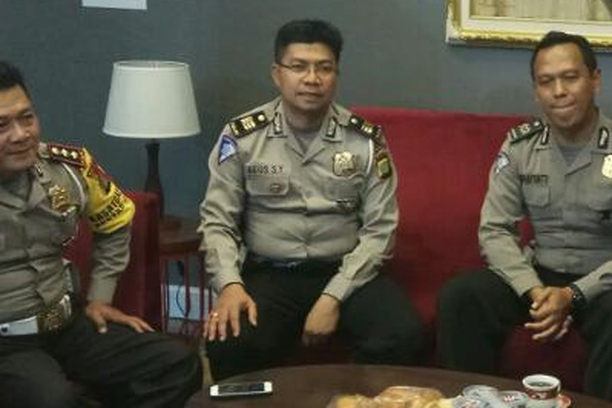 Aiptu Sunaryanto (paling kanan), anggota Satuan Lalu Lintas Polres Jakarta Timur yang menyelamatkan korban penodongan di dalam angkot.