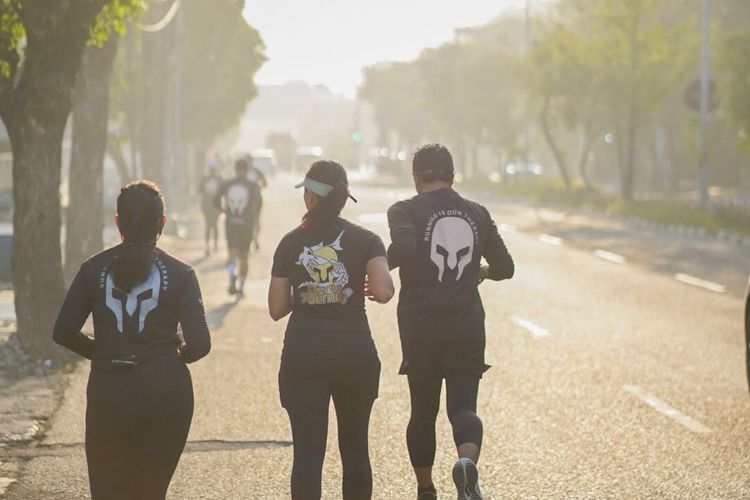 Ilustrasi lari saat cuaca terik di Surabaya, Jawa Timur.