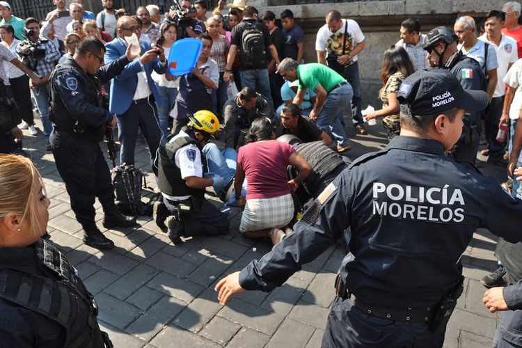 Petugas medis memberi pertolongan pertama kepada salah seorang korban dalam insiden penembakan di alun-alun kota Cuernavaca, Meksiko, Rabu (8/5/2019).