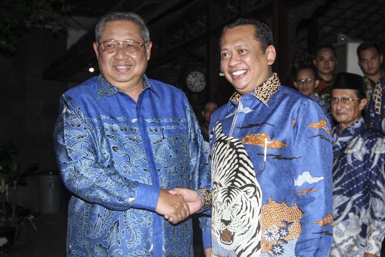 Presiden ke-6 RI Susilo Bambang Yudhoyono (kiri) berjabat tangan dengan Ketua MPR Bambang Soestyo di Pendopo Puri Cikeas, Bogor, Jawa Barat, Rabu (16/10/2019) malam. Kedatangan pimpinan MPR tersebut untuk memberikan undangan pelantikan presiden-wakil presiden terpilih periode 2019-2024 yang akan digelar 20 Oktober mendatang. ANTARA FOTO/Asprilla Dwi Adha/foc.