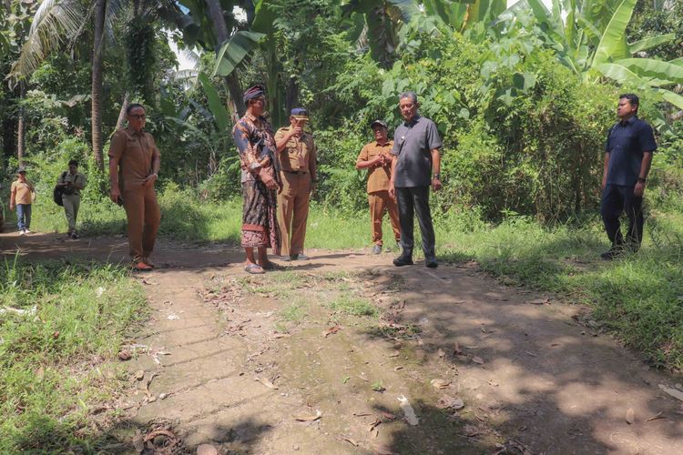 Jalan Rusak Bertahun-tahun, Warga di Buleleng Kesulitan Angkut Hasil Kebun