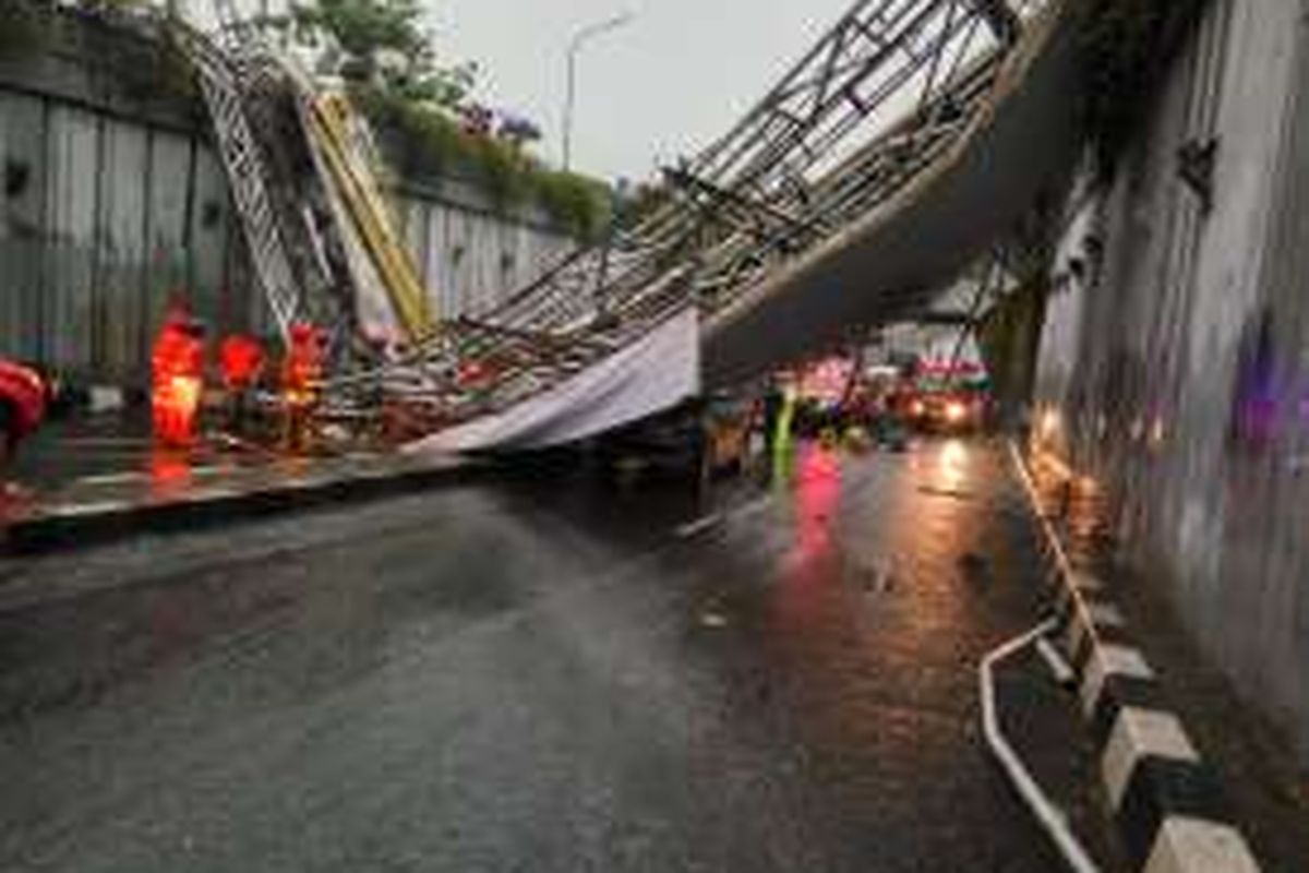 Kondisi Jembatan Penyeberangan orang di Kawasan Pasar Minggu, Jakarta Selatan yang roboh pada, Sabtu (24/9/2016).