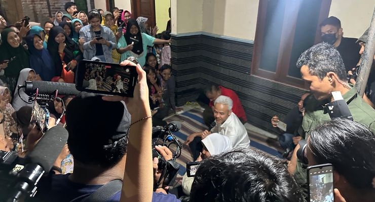 Ganjar Menginap di Rumah Guru Honorer di Tegal, Disambut dan Dijamu Warga