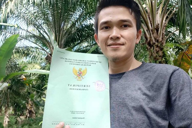 Apip Nurahman menunjukkan bukti sertifikat kebun sawitnya yang siap dihadiahkan bila ada yang mampu menaikkan harga kelapa sawit menjadi Rp 3.000 per kg