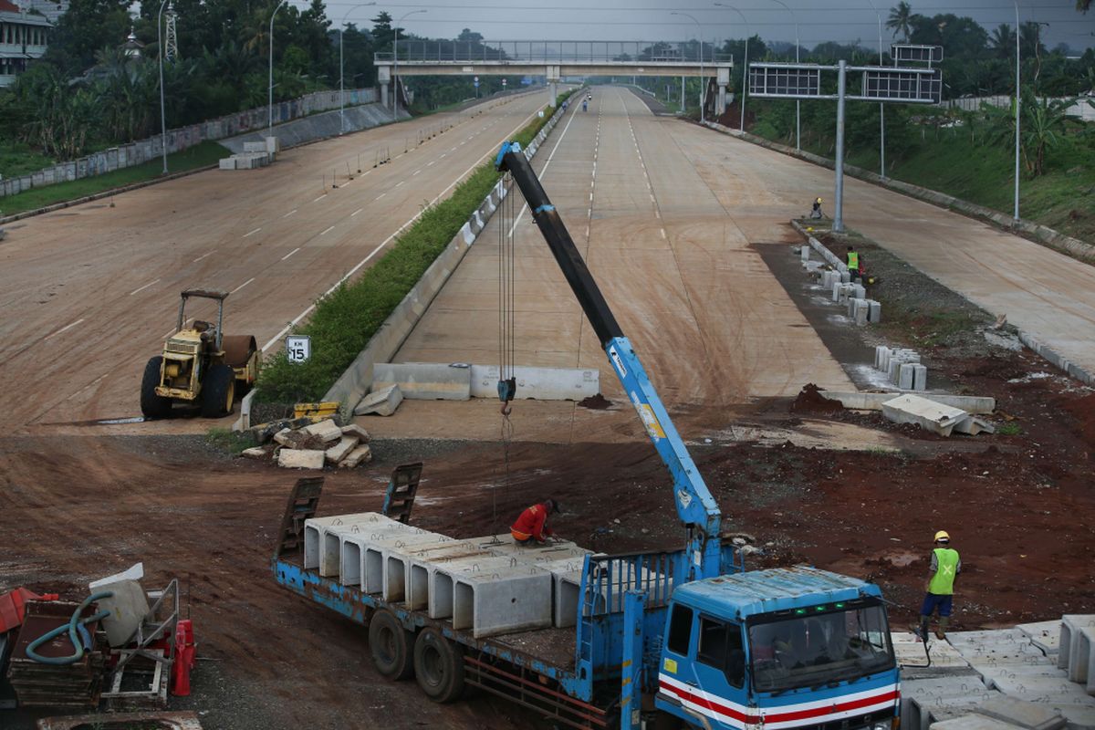 Proyek pembangunan Tol Cijago di wilayah Depok, Rabu (20/2/2019). Proyek tol tersebut menghubungkan Tol Jagorawi menuju Cinere. Hingga kini pembangunan tol di ruas ini sudah mencapai wilayah Kukusan, Depok.