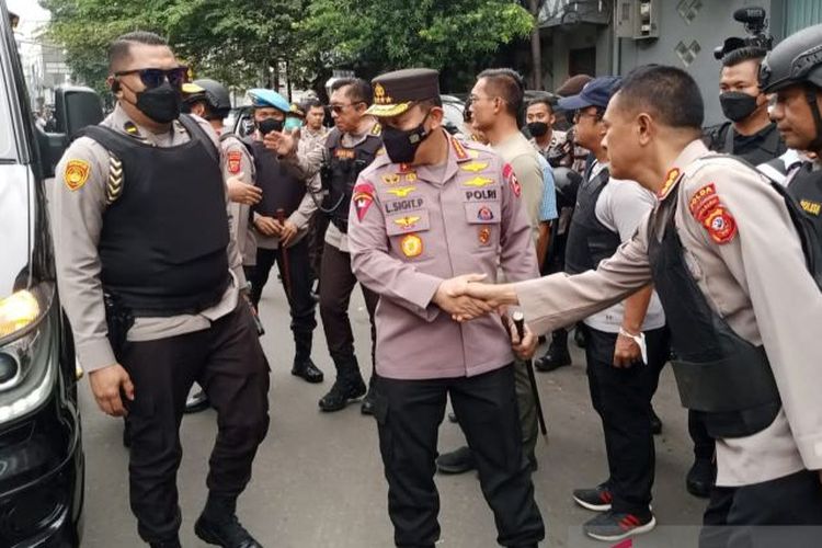  Kapolri Jenderal Polisi Listyo Sigit Prabowo tiba di Polsek Astanaanyar, Kota Bandung, Jawa Barat, Rabu (7/12/2022). 
