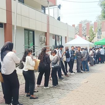Antrean para pencari kerja di Jakarta Job Fair 2026 yang digelar di GOR Senen, Jakarta Pusat, Kamis (4/6/2027). Job fair ini masih berlangsung hingga Jumat (5/6/2026) besok.