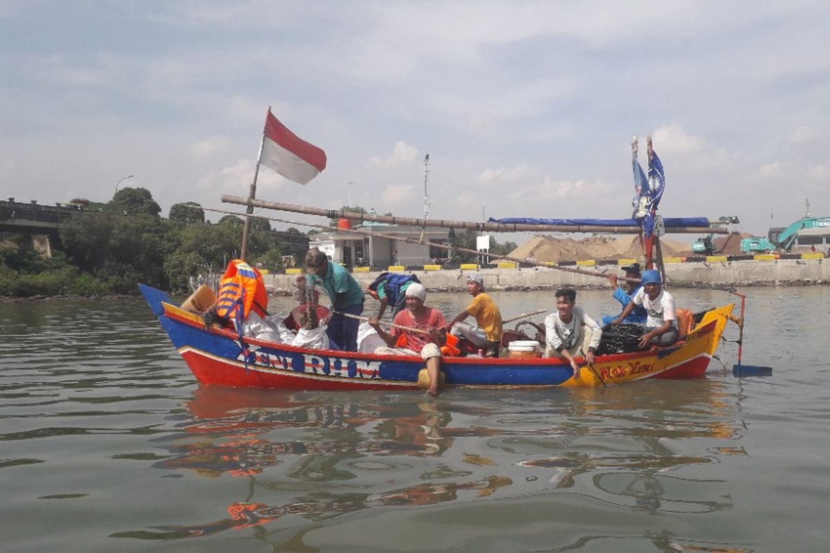 Warga membersihkan sampah dari Kali Blencong, Jakarta Utara, Rabu (27/2/2019).