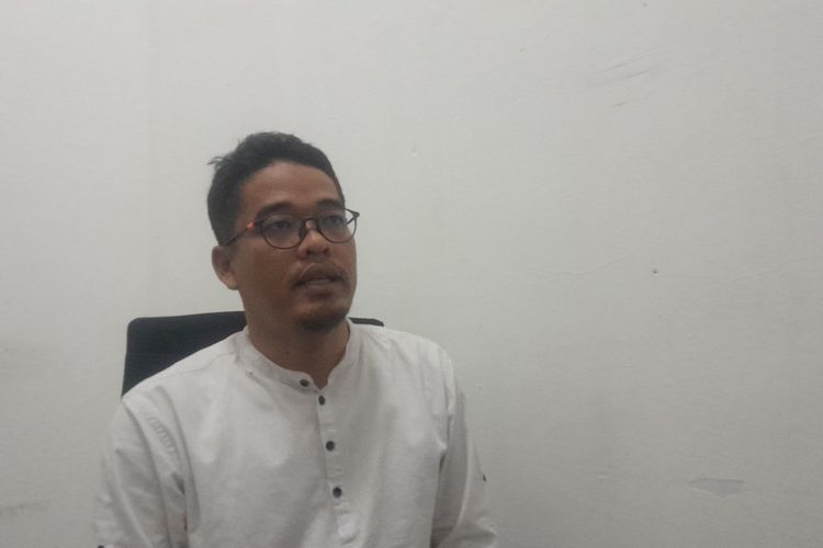 Koordinator Divisi Hukum dan Penyelesaian Sengketa Bawaslu Karawang Engkus Kusnadi di Kantor Bawaslu Karawang, Jumat (9/6/2023).