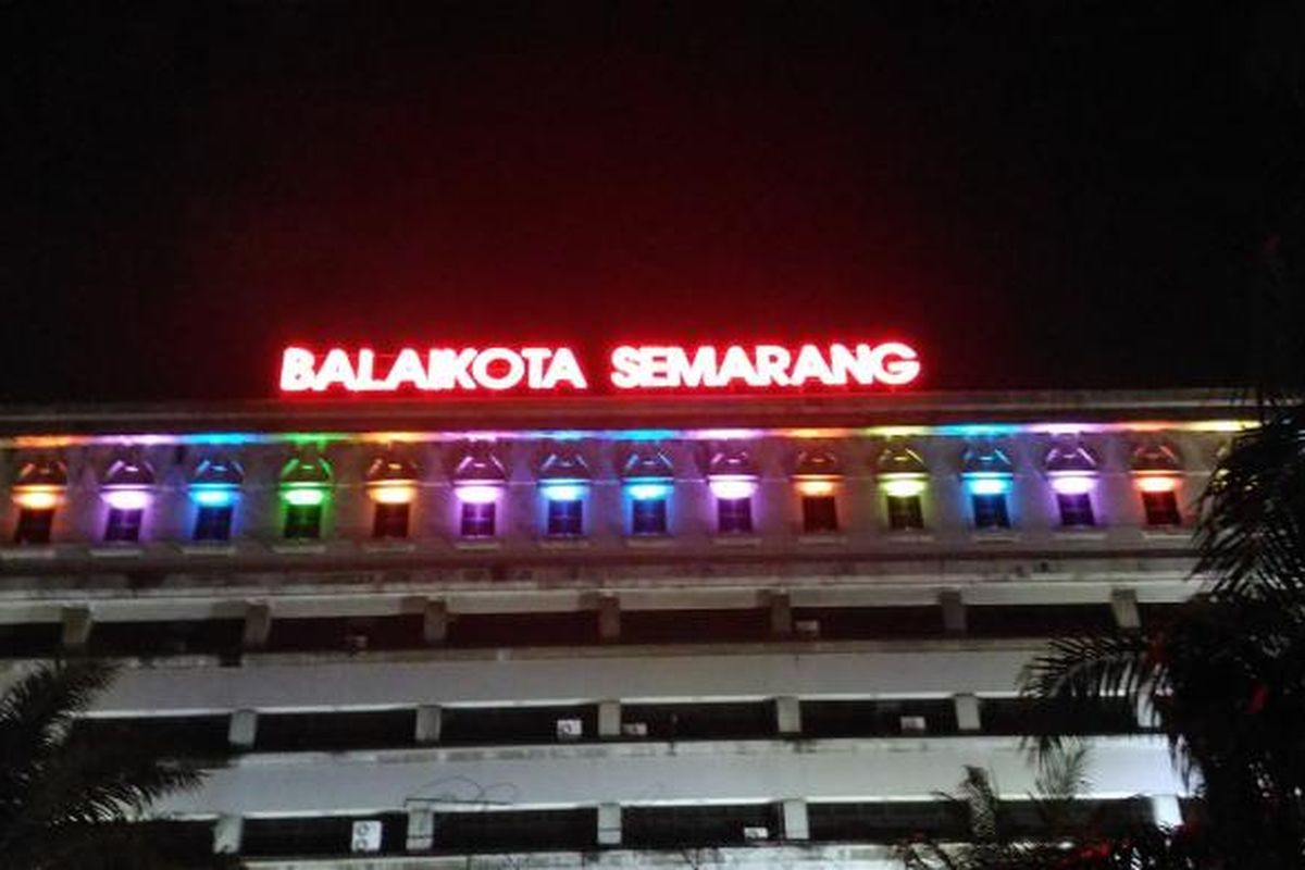 Balai Kota Semarang yang diterangi 17 lampu LED persembahan Philips Lighting Indonesia.