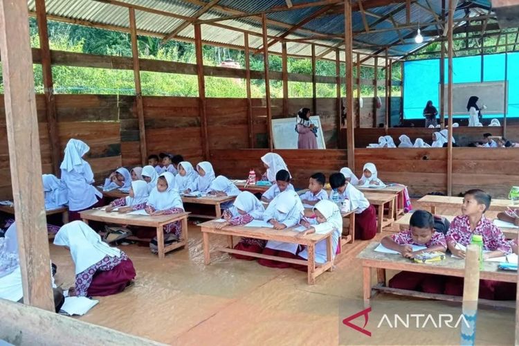 3 Bulan Pascabanjir Bandang, Siswa SD-SMP di Nagan Raya Aceh Masih Belajar di Tenda