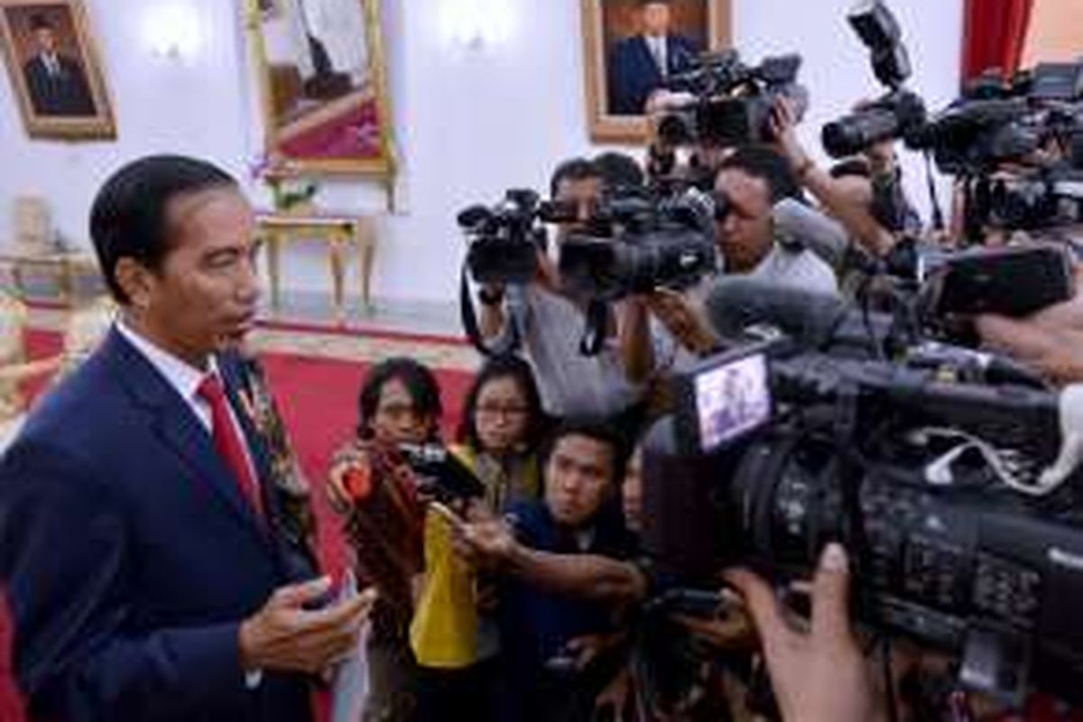 Presiden Joko Widodo memberikan keterangan kepada para wartawan dari berbagai jenis media massa usai pertemuan trilateral dengan Malaysia dan Filipina di Gedung Agung, Yogyakarta, Kamis (5/5/2016). Medium jurnalisme bisa berbentuk apa saja, namun semangat jurnalisme akan tetap kekal. 