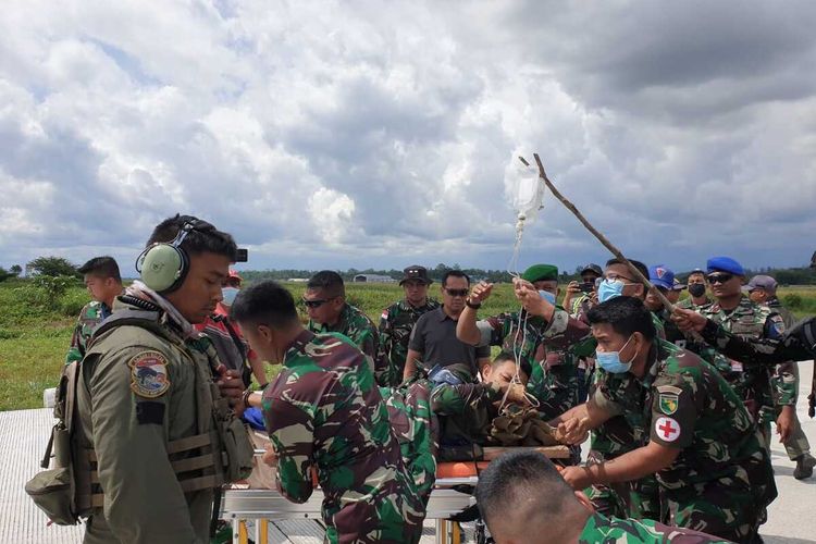 Seorang personel TNI yang menjadi korban penembakan KKB di Kampung Titigi, Distrik Sugapa, Kabupaten Intan Jaya, telah berhasil dievakuasi ke Timika, Kabupaten Mimika, Papua, Sabtu (5/2/2022).