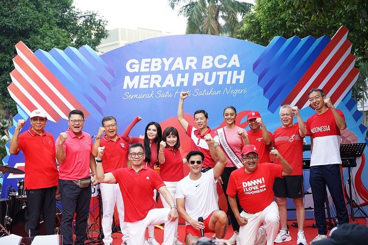 Jajaran Komisaris dan Direksi BCA berfoto bersama dengan bintang tamu kegiatan Gebyar BCA Merah Putih di CFD Jakarta (28/8/2023).