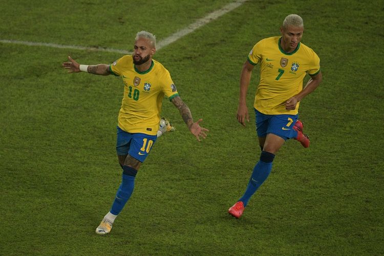 Penyerang Brasil Neymar (kiri) berselebrasi dengan rekan setimnya Richarlison setelah mencetak gol ke gawang Peru pada laga Conmebol Copa America 2021 di Stadion Nilton Santos di Rio de Janeiro, Brasil, pada 17 Juni 2021.