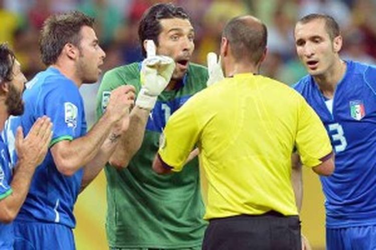 Penjaga gawang Italia, Gianluigi Buffon (tengah), gelandang Andrea Pirlo (kiri) dan bek Andrea Barzagli (2 dari kiri) serta Giorgio Chielini melakukan protes kepada wasit asal Argentina Diego Abal (2 dari kanan) karena memberikan penalti kepada Jepang dalam pertandingan penyisihan Grup A Piala Konfederasi. Pirlo, Chielini dan Barzagli kemungkinan absen ketika Italia lakukan play-off lawan Uruguay untuk perebutkan posisi ketiga, Minggu (30/6/2013).