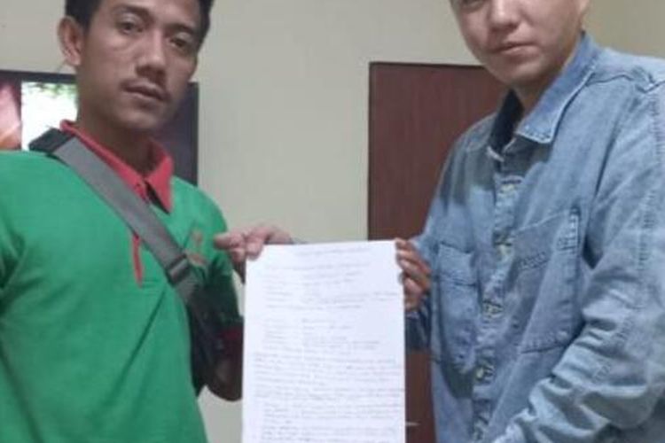 Seorang pengendara mobil Honda Brio meminta maaf setelah menodongkan senjata airsoft gun kepada sopir truk di Jalur Puncak Bogor, Jawa Barat, Jumat (13/1/2023).
