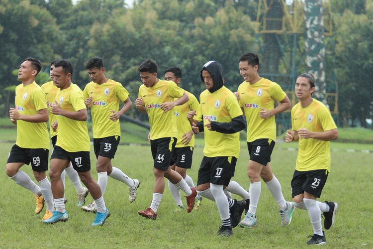 Skuad PS Sleman berlatih untuk laga terakhir Grup C Piala Menpora 2021, Sabtu (3/4/2021). Pada Rabu (7/4/2021), PS Sleman menghadapi Persebaya Surabaya di Stadion Si Jalak Harupat, Bandung, Jawa Barat.

