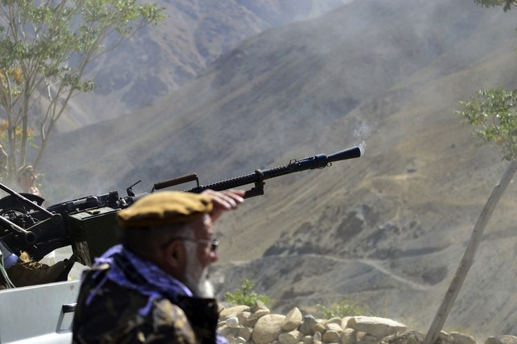 Seorang anggota milisi yang loyal kepada Ahmad Massous tengah berpartisipasi dalam latihan di Lembah Panjshir, timur laut Afghanistan, pada 30 Agustus 2021. Panjshir menjadi satu-satunya wilayah yang saat ini belum dijamah oleh Taliban, setelah mereka merebut ibu kota Kabul pada 15 Agustus 2021.
