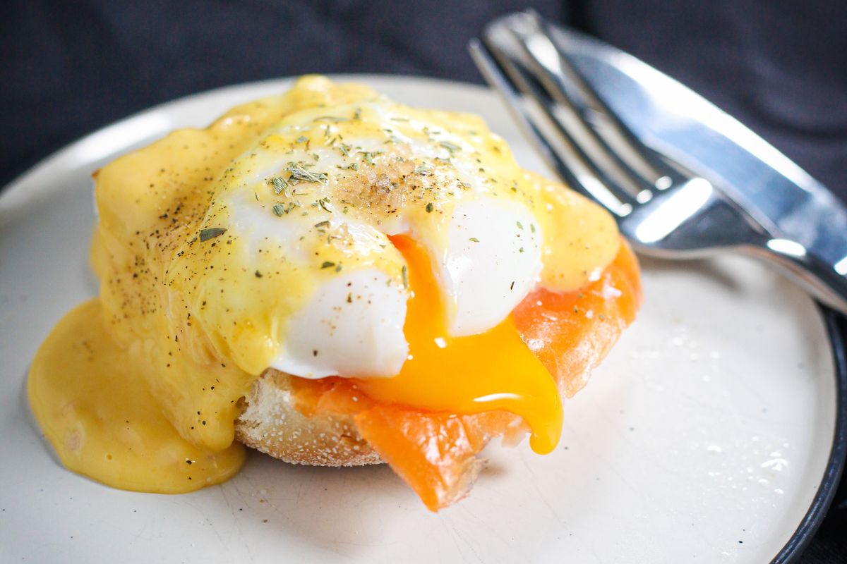 Ilustrasi poached egg atau telur rebus tanpa kulit. 