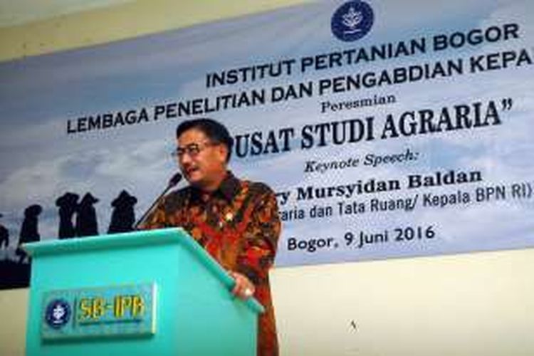 Menteri Agraria dan Tata Ruang/Badan Pertanahan Nasional, Ferry Mursyidan Baldan, saat meresmikan Pusat Studi Agraria (PSA-IPB) di Sekolah Bisnis Institut Pertanian Bogor (IPB), Kota Bogor, Kamis (9/6/2016)