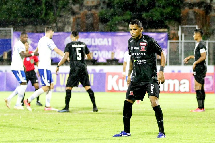 Pemain naturalisasi Madura United Beto Goncalves saat pertandingan pekan 31 Liga 1 2021-2022 melawan Persib Bandung yang berakhir dengan skor 3-2 di Stadion I Gusti Ngurah Rai Denpasar, Minggu (13/3/2022) malam. 