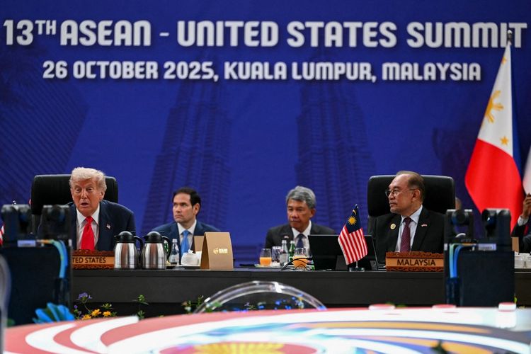 Presiden AS Donald Trump (kiri) menyampaikan pidato pembukaan sementara Perdana Menteri Malaysia Anwar Ibrahim (kanan) menyaksikan KTT ASEAN - Amerika Serikat ke-13 selama KTT Perhimpunan Bangsa-Bangsa Asia Tenggara (ASEAN) ke-47 di Kuala Lumpur pada 26 Oktober 2025.