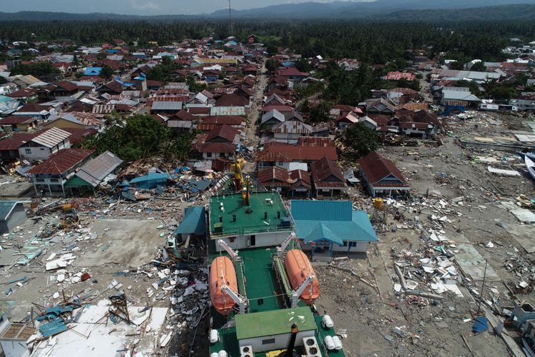 Kapal Sabuk Nusantara 39 kandas akibat tsunami di Pelabuhan Wani 2, Kecamatan Tanatopea, Kabupaten Donggala, Sulawesi Tengah, Selasa (2/10/2018). Gempa yang terjadi di Palu dan Donggala mengakibatkan 925 orang meninggal dunia dan 65.733 bangunan rusak.