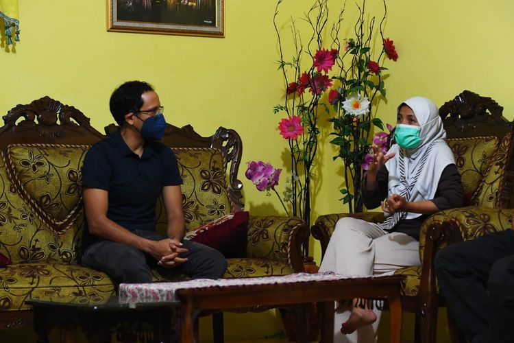 Mendikbud Ristek Nadiem Makarim saat bermalam di rumah Ibu Guru Nuri (14/9/2021) usai meninjau pelaksanaan PTM terbatas di beberapa sekolah Surakarta, Jawa Tengah.
